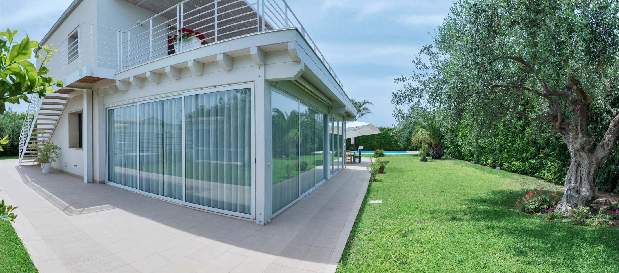 italy-sicily-ragusa-province-countryside-4-june-2018-elegant-private-house-view-facade-garden-with-swimming-pool-editorial-1